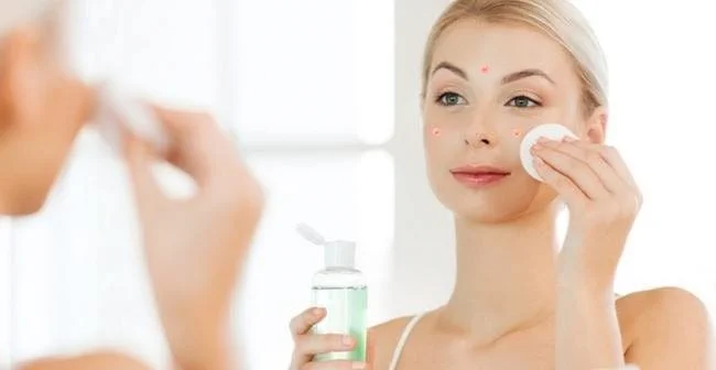 da dầu mụn cần được dùng đúng loại toner