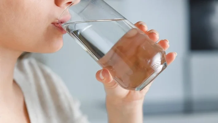 uống nước là cách đơn giản và hiệu quả để dưỡng ẩm cho da từ bên trong