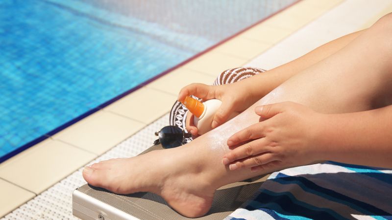 Khi bơi ngoài trời bạn cần lưu ý bôi kem chống nắng có chỉ số SPF cao