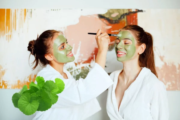 đắp rau má để thu nhỏ lỗ chân lông