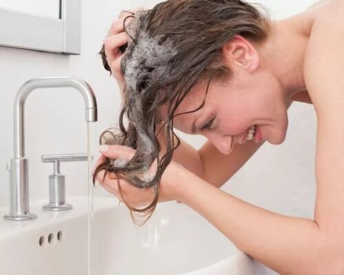 Gội đầu quá nhiều khiến tóc bị yếu, tóc chẻ ngọn