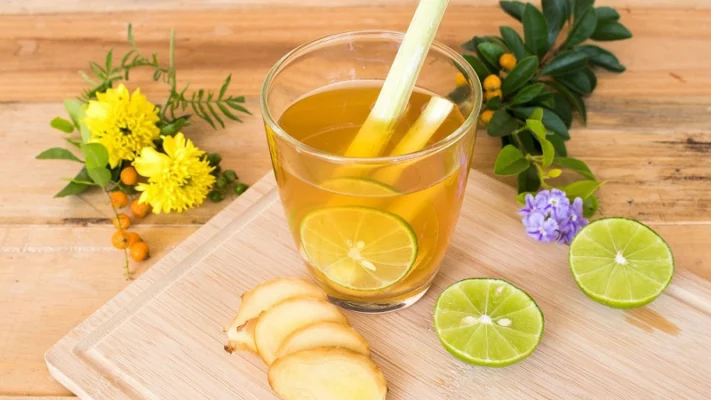 nước chanh ấm giúp detox cơ thể