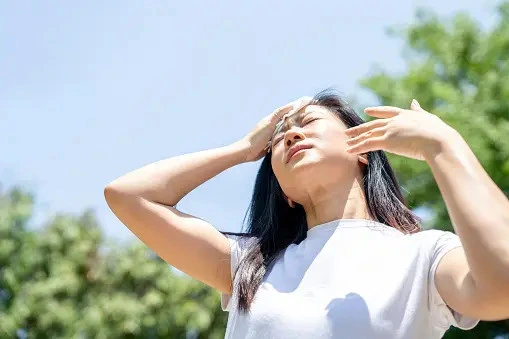 nắng nóng làm tăng nguy cơ bùng phát mụn trứng cá