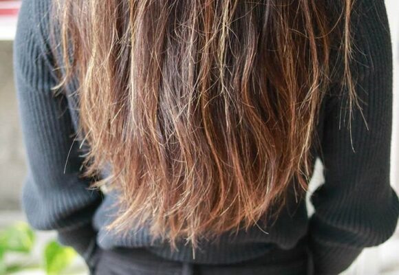 Tóc bị chẻ ngọn là mái tóc khô xơ và dễ gãy rụng