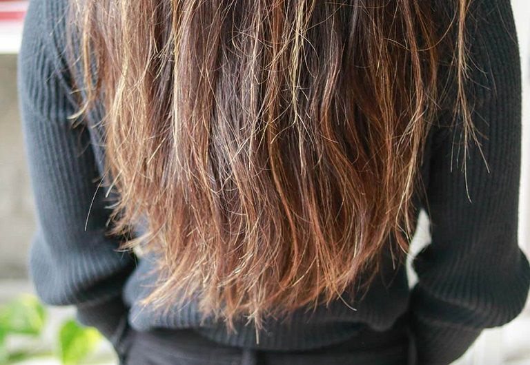 Tóc bị chẻ ngọn là mái tóc khô xơ và dễ gãy rụng